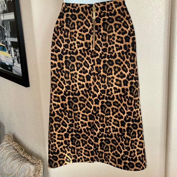 MICHAEL KORS leopard skirt, back slit, lined, exposed gold zipper in back. 16 - Picture 5 of 17